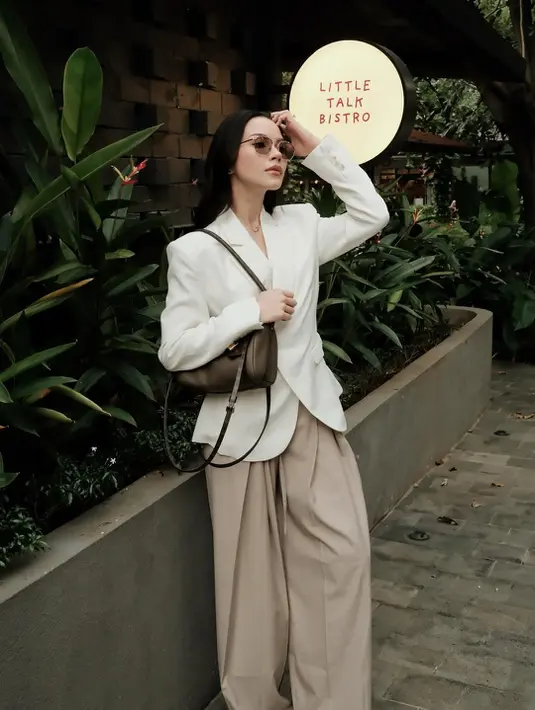 Istri Al Ghazali itu kenakan blazer putih dipadu dengan wrapped trouser dari Loewe seharga Rp19jutaan [@alyssadaguise]