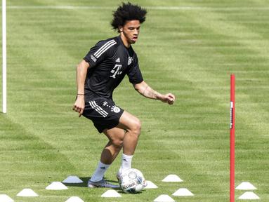 Pemain baru Bayern Munchen, Leroy Sane, melakukan sesi latihan di Munich, Selasa (14/7/2020). Mantan pemain Manchester City itu hanya berlatih ringan karena belum pulih 100 persen dari cedera lutut. (Matthias Balk/dpa via AP)