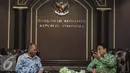 Ketua KPK Agus Raharjo  (kiri) berbincang dengan Ketua Mahkamah Konstitusi (MK) Arief Hidayat dalam pertemuan di Gedung Mahakamah Konstitusi, Jakarta, Rabu (6/1/2016). Pertemuan membahas koordinasi terkait penanganan korupsi. (Liputan6.com/Faizal Fanani)