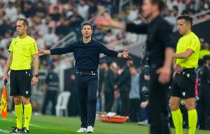 Pelatih Real Madrid, Xabi Alonso, memberi gestur pada laga semifinal Piala Super Spanyol/Supercopa de Espana antara Real Madrid vs Atletico Madrid di Stadion King Abdullah Sports City, Jeddah, Arab Saudi, Kamis, 8 Januari 2026. (AP Photo/Altaf Qadri)