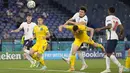 Gelandang timnas Inggris, Harry Maguire (tengah atas) mencetak gol kedua timnya ke gawang Ukraina pada perempat final Euro 2020 di Stadion Olimpiade, Roma, Italia, Minggu (4/7/2021) dini hari WIB. Inggris lolos ke semifinal usai menang 4-0 atas Ukraina. (AP Photo/Alessandra Tarantino, Pool)