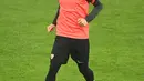 Gelandang Sevilla, Ivan Rakitic membawa bola saat mengikuti sesi latihan tim di Signal Iduna Park, Dortmund, Jerman (8/3/2021). Sevilla akan bertanding melawan Borrusia Dortmund pada leg kedua babak 16 besar Liga Champions di Signal Iduna Park. (Ina FASSBENDER / AFP)