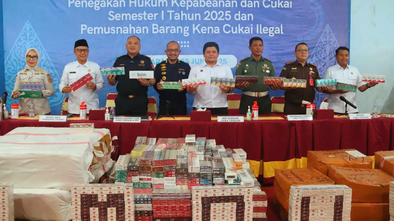 Sepanjang Januari hingga Juni 2025, petugas di wilayah Jawa Tengah dan Daerah Istimewa Yogyakarta berhasil mengamankan lebih dari 64,5 juta batang rokok dan 12.730 liter minuman mengandung etil alkohol (MMEA) ilegal