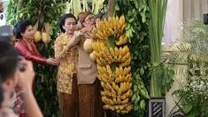 Orangtua Selvi Ananda didampingi keluarga melakukan proses pemasangan bleketepe di depan rumah kontrakan mempelai wanita di Banyuanyar, Sumber, Solo, Jateng, Rabu (10/6/2015). (Liputan6.com/Faizal Fanani)