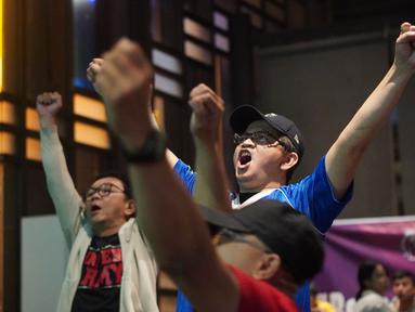 Bertempat di Brewerkz, The Breeze BSD City, Tangerang, Sabtu (9/3/2024) malam WIB, komunitas fans Manchester United, United Army mengikuti acara Roaring Night pertandingan Liga Inggris 2023/2024 antara Manchester United menghadapi Everton pada laga pekan ke-28 Premier League 2023/2024. Acara yang berlangsung meriah terselenggara atas kolaborasi antara Vidio, Bola.com, Bola.net dan Premier League. (Bola.com/Afi)