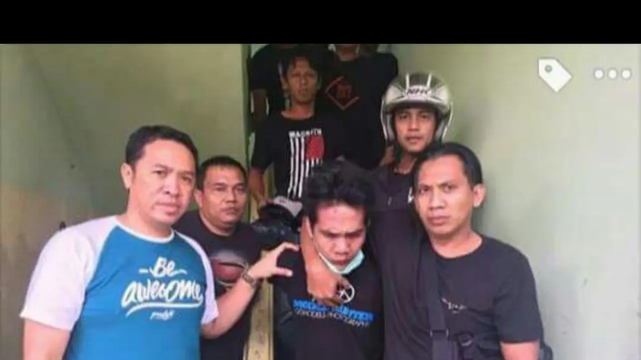 Foto penangkapan Asworo yang diposting warganet di kolom komentar fb Asworo (Liputan6.com / ist - Nefri Inge)