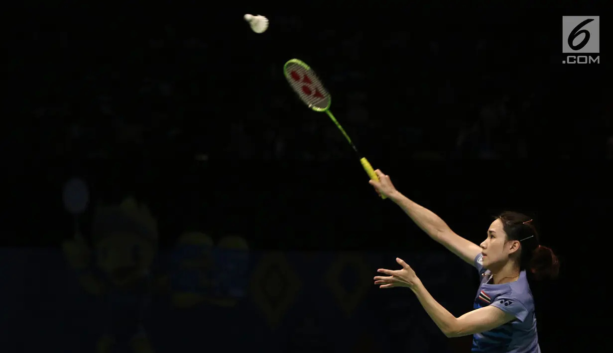 Pebulu tangkis Thailand, Nitchaon Jindapol melakukan smes ke arah pemain Jepang Sayaka Sato di Semifinal Indonesia Open 2017 di Jakarta, Sabtu (17/6). Jindapol kalah 21-13, 18-21, 14-21. (Liputan6.com/Helmi Fithriansyah)