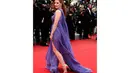 Pemeran Jolene dalam film "Jolene" itu terlihat anggun mengenakan gaun dari Elie Saab Couture di Festival Film Cannes ke-67, Senin (19/5/14). (REUTERS/Eric Gaillard)