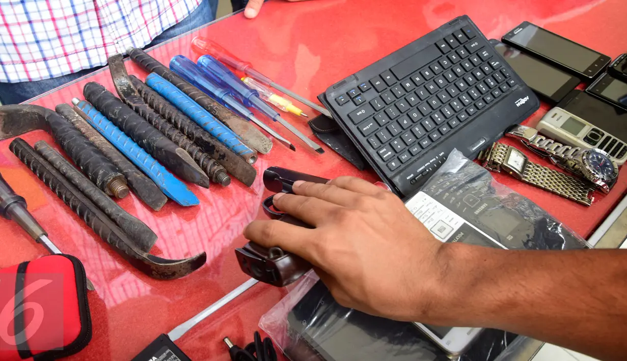 Tim Resmob Polrestabes Semarang saat rilis barang bukti milik komplotan pencuri spesialis rumah kosong di Halaman Polrestabes Semarang , Minggu ( 19/6). Menjelang lebaran kejahatan pencurian rumah kosong  meningkat. (Gholib)