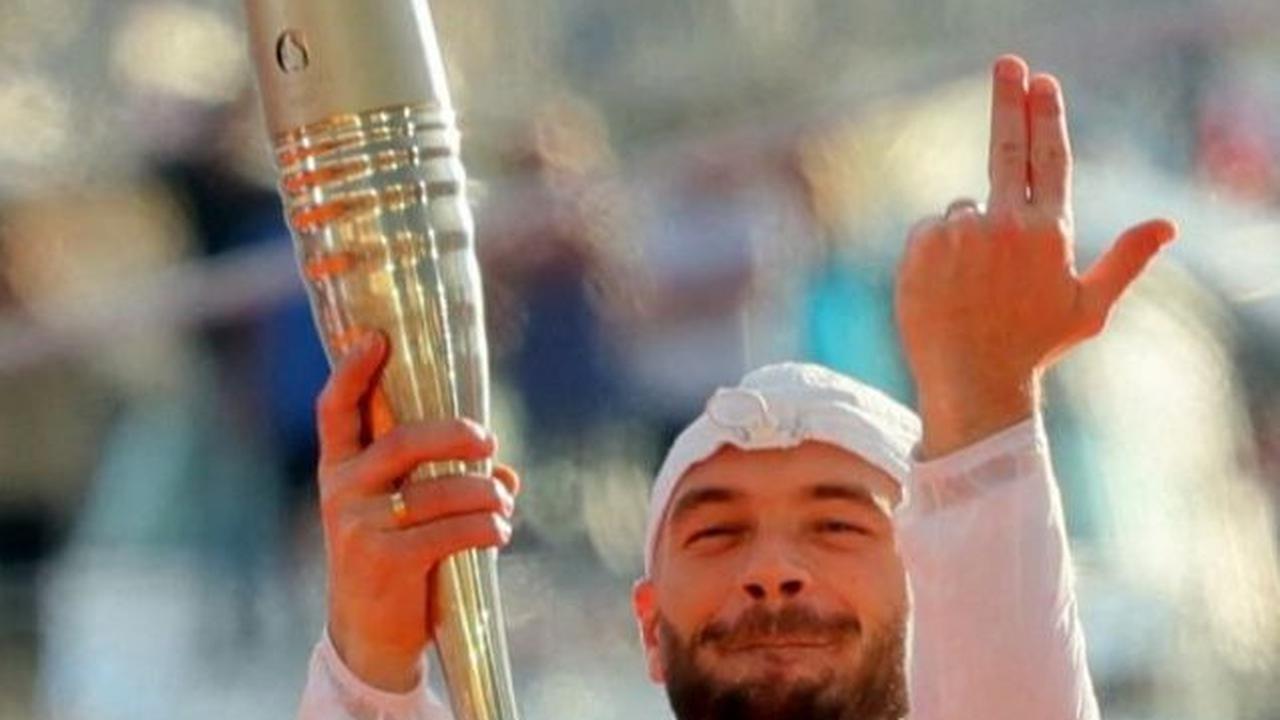 Pada kesempatan ini, Rapper Prancis, Julien Mari alias Jul dipercaya untuk memegang api obor Olimpiade 2024 saat menyambut kedatangannya di Pelabuhan Tua Paris.