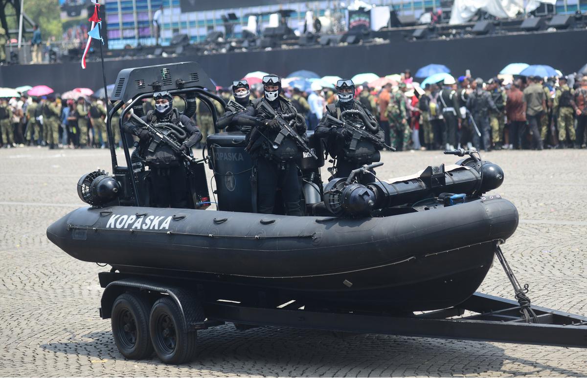 FOTO: Ribuan Warga Padati Monas Saksikan Kemegahan Parade HUT ke-80 TNI