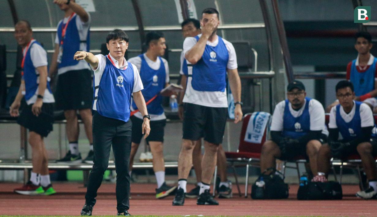 Maka dari itu, Shin Tae-yong dan staf pelatih lainya memakai rompi agar tidak menyaru. (Bola.com/Bagaskara Lazuardi)