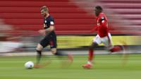 Pemain RB Leipzig, Timo Werner, menggiring bola saat melawan Mainz 05 di Mainz, Minggu (24/5/2020). RB Leipzig menang dengan skor 5-0 atas Mainz 05. (AP/Kai Pfaffenbach)