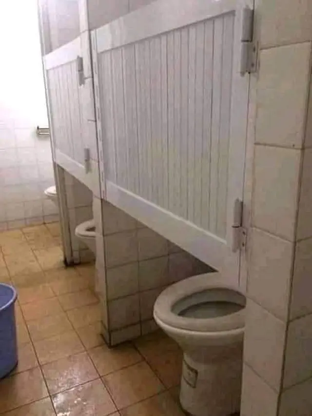 6 Potret Salah Pasang Pintu Kamar Mandi Ini Bikin Tepuk Jidat