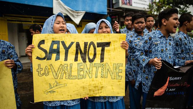 Sejumlah pelajar menggelar demonstrasi menolak perayaan Hari Valentine di Surabaya, Jawa Timur, Kamis (14/2). Penolakan terjadi karena Valentine dinilai mempromosikan pergaulan bebas. (Juni Kriswanto/AFP)