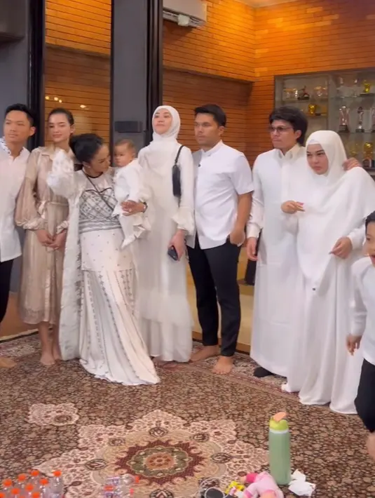Acara pengajian turut dihadiri keluarga besar.  Terpantau ada Kris Dayanti yang tampil cantik hari itu dengan kerudung putih. [@aurelie.hermansyah]