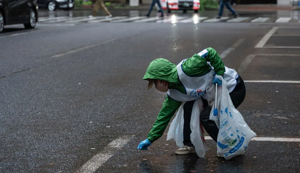 Kemudian, para kontestan wajib memisahkan sampah dalam waktu yang terbatas, dan menimbangnya. (Richard A. Brooks/AFP)