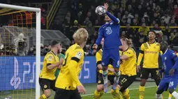 Pemain Chelsea, Thiago Silva mencetak gol dengan tangannya ke gawang Borussia Dortmund yang akhirnya dianulir wasit dalam laga leg pertama babak 16 besar Liga Champions 2022/2023 di Signal Iduna Park, Dortmund, Kamis (16/2/2023) dini hari WIB. (AP Photo/Martin Meissner)