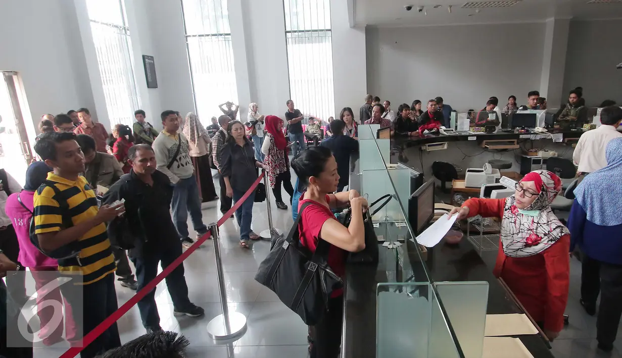 Pengunjung saat menukar uangnya di penukaran uang di Jakarta, Jumat (9/10/2015). Nilai tukar rupiah terhadap dolar AS pada perdagangan akhir pekan ini, Jumat (9/10/2015) mengalami penguatan, bahkan bergerak ke level Rp 13.400. (Liputan6.com/Angga Yuniar)
