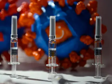 Kandidat vaksin Sinovac Biotech LTD untuk virus corona Covid-19 terlihat dipajang dalam Pameran Internasional China untuk Perdagangan Jasa (CIFTIS) di Beijing pada 6 September 2020. Untuk pertama kalinya, China akhirnya resmi memamerkan produk dalam negeri vaksin COVID-19. (NOEL CELIS/AFP)