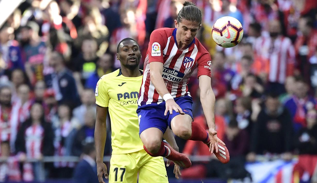Bek Atletico Madrid, Filipe Luis (depan) melompat menyundul bola di depan striker Villarreal, Karl Toko Ekambi pada laga Liga Spanyol 2018/2019 di Wanda Metropolitano Stadium, Madrid (24/2/2019). Filipe Luis hanya semusim membela Chelsea pada 2014/2015 usai didatangkan dari Atletico Madrid. Pada 2015/2016 Chelsea memulangkan Filipe Luis ke Atletico Madrid dengan nilai transfer 16 juta euro. Saat ini Filipe Luis tengah membela Flamengo setelah dilepas Atletico Madrid pada 2019/2020. (AFP/Javier Soriano)