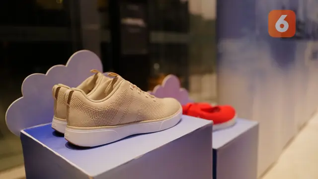 Flatfoot, nyeri, hingga cedera bisa terjadi jika salah pilih sepatu. dr. Sophia Hage ungkap pentingnya memahami bentuk telapak kaki dan aktivitas harian saat memilih alas kaki. (Foto: Aditya Eka Prawira/Liputan6.com)