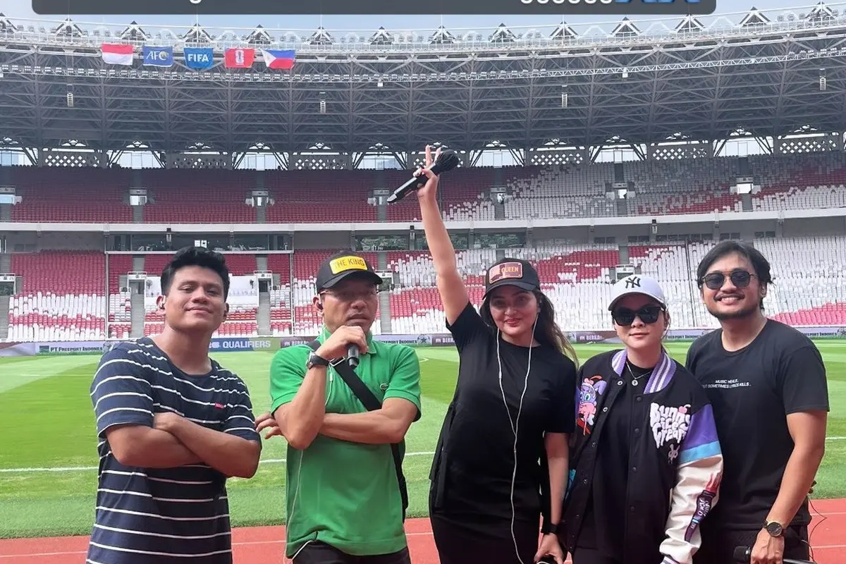 7 Potret Anang dan Ashanty Bawakan Lagu Usai Laga Timnas Indonesia Vs Filipina