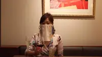 Masker Unik Pelayan Bar di Jepang Terinspirasi Penari Perut