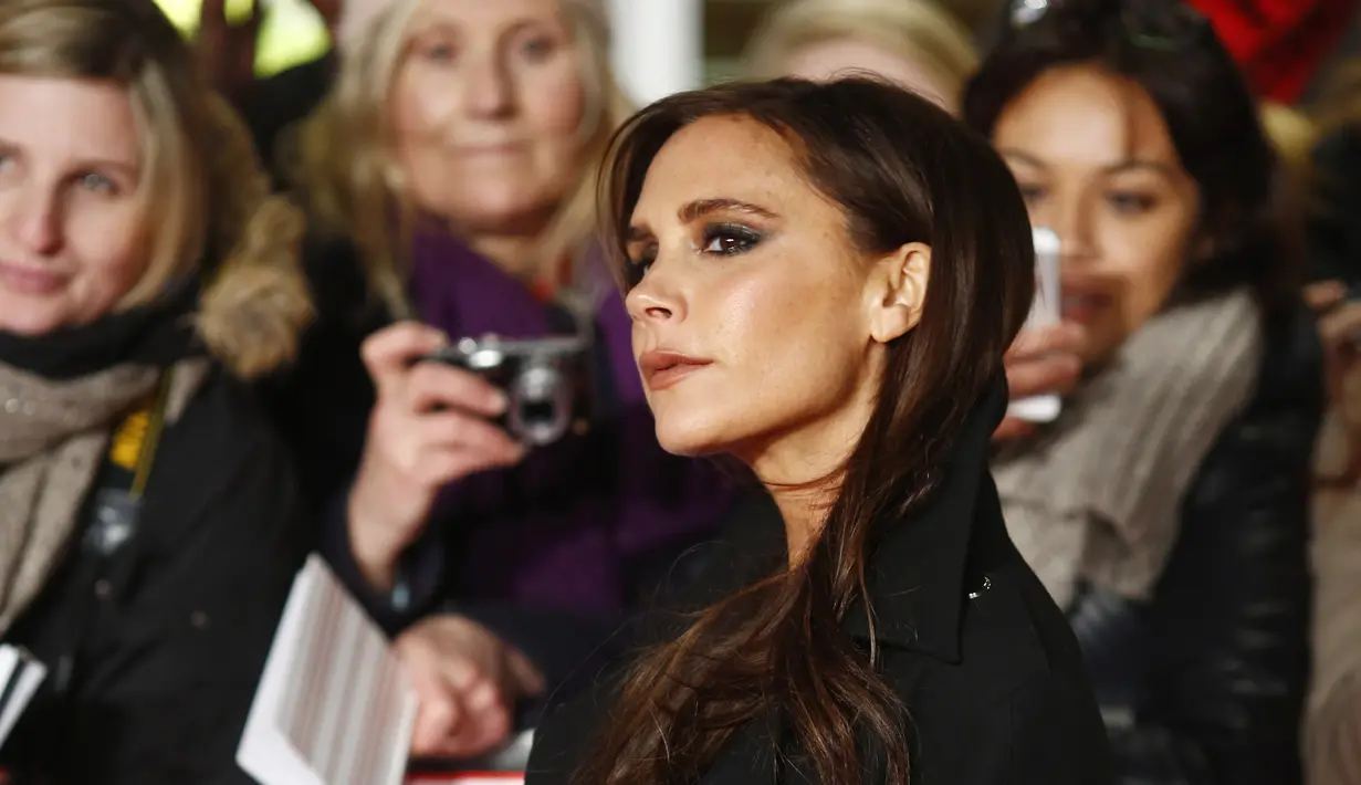 Mantan personel Spice Girls ini memang terkenal dengan gaya modern dan ‘edgy’. Meski ekspresinya tampak dingin, Victoria Beckham selalu percaya diri di setiap momen. (Bintang/EPA)