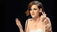 Kristen Stewart memberikan sambutan usai meraih gelar sebagai Aktris pendukung terbaik pada film, `Sils Maria` (Clouds of Sils Maria) dalam ajang Cesar Awards ke-40 di Paris, Perancis, (20/2/2015). (AFP PHOTO/BERTRAND GUAY)