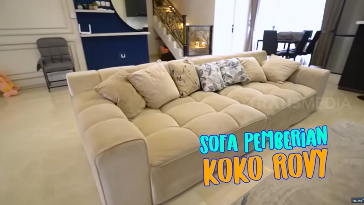 Aldi Taher pun mengungkapkan jika sofa yang ada di rumahnya merupakan pemberian dari seseorang.<br>