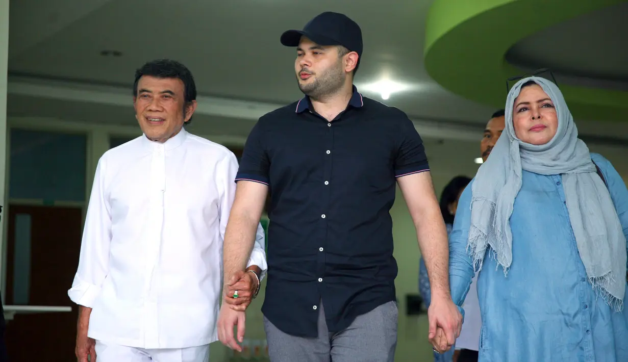 Ridho Rhoma ditangkap pihak berwajib dengan barang bukti sabu seberat 0,7 gram pada 25 Maret 2017. Ridho menjalani rehabilitasi selama enam bulan di RSKO Cibubur, Jakarta Timur. (Nurwahyunan/Bintang.com)