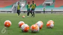 Pemain menjalani latihan dalam proses seleksi Timnas Indonesia gelombang kedua di Stadion Pakansari, Cibinong, Bogor, Jawa Barat, Selasa (16/8). Seleksi dilakukan untuk memilih pemain yang akan bermain di Piala AFF 2016. (Liputan6.com/Immanuel Antonius)