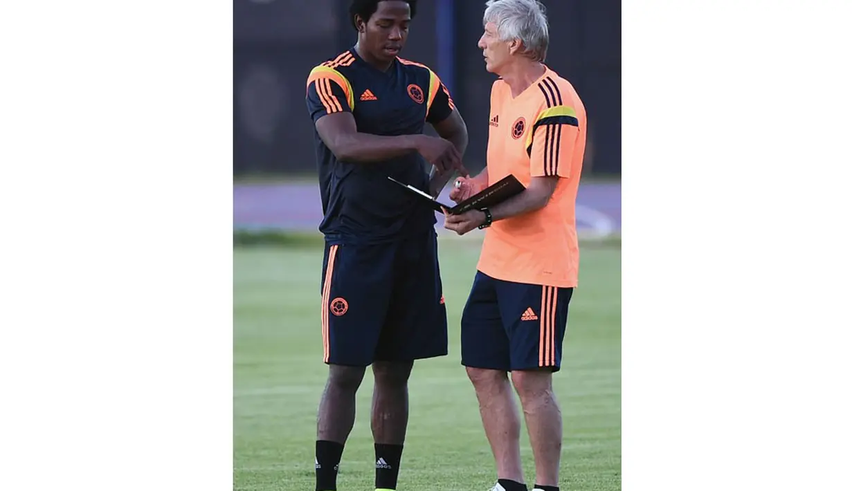 Pelatih Timnas Kolombia, Jose Pekerman (kanan) berbincang dengan Carlos Sanchez disela-sela sesi latihan di Universitas Fortaleza, (3/7/2014). (AFP PHOTO/Eitan Abramovich)