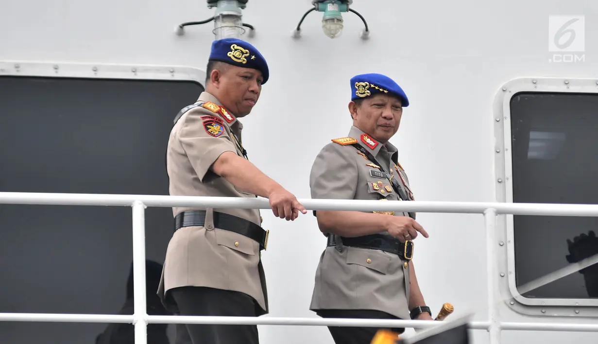 Kapolri Jenderal Tito Karnavian (kanan) berkunjung ke salah satu kapal saat perayaan HUT ke-68 Korpolairud di Mako Ditpolairud, Jakarta, Senin (3/12). (Merdeka.com/Iqbal Nugroho)
