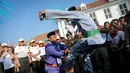 Gubernur DKI, Basuki Tjahaja Purnama dan Wagub Djarot Saiful Hidayat menyaksikan kesenian khas Jakarta Palang Pintu sebelum membuka perayaan HUT Jakarta yang ke-488, di Taman Fatahillah, Jakarta, Minggu (31/5/2015). (Liputan6.com/Faizal Fanani)