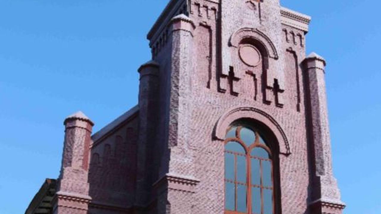 Gaya arsitektur gereja ini adalah Neo Gotik dengan denah persegi berukuran 30,75 x 10,6 meter