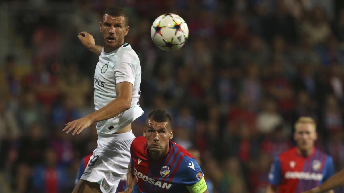 Edin Dzeko, Bomber Inter Beragama Islam yang Nyaris Jadi Korban Bom di Sarajevo - Vimarsana News