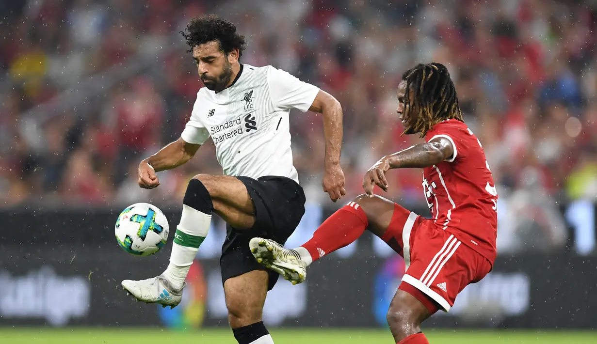 Penyerang Liverpool, Mohamed Salah berusaha mengontrol bola dari kawalan gelandang Munchen, Renato Sanches saat bertanding di semifinal Audi Cup di Allianz Arena di Munich, Jerman (1/8). Liverpool menang 3-0 atas Munchen. (Christof Stache/AFP)