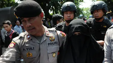 Kerabat Titus Igweh, Nila saat berkunjung ke Nusakambangan, Cilacap, Jawa Tengah, Kamis (28/7). Keluarga Titus Igweh  mengutuk keras tindakan pemerintah yang akan mengeksekusi mati Titus Igweh. (Liputan6.com/Helmi Afandi)