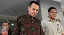 Suparman Marzuki berjalan menuju mobil usai menjalani pemeriksaan di Bareskrim Mabes Polri, Jakarta, Senin (27/7/2015). Suparman diperiksa terkait kasus pencemaran nama baik yang dilaporkan Hakim Sarpin. (Liputan6.com/Helmi Afandi)