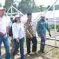 Menteri Rini meninjau pembangunan Rumah Rawan Gempa (RRG) sebagai tempat tinggal sementara bagi para pengungsi gempa Lombok. (Foto: Humas Kementerian BUMN)