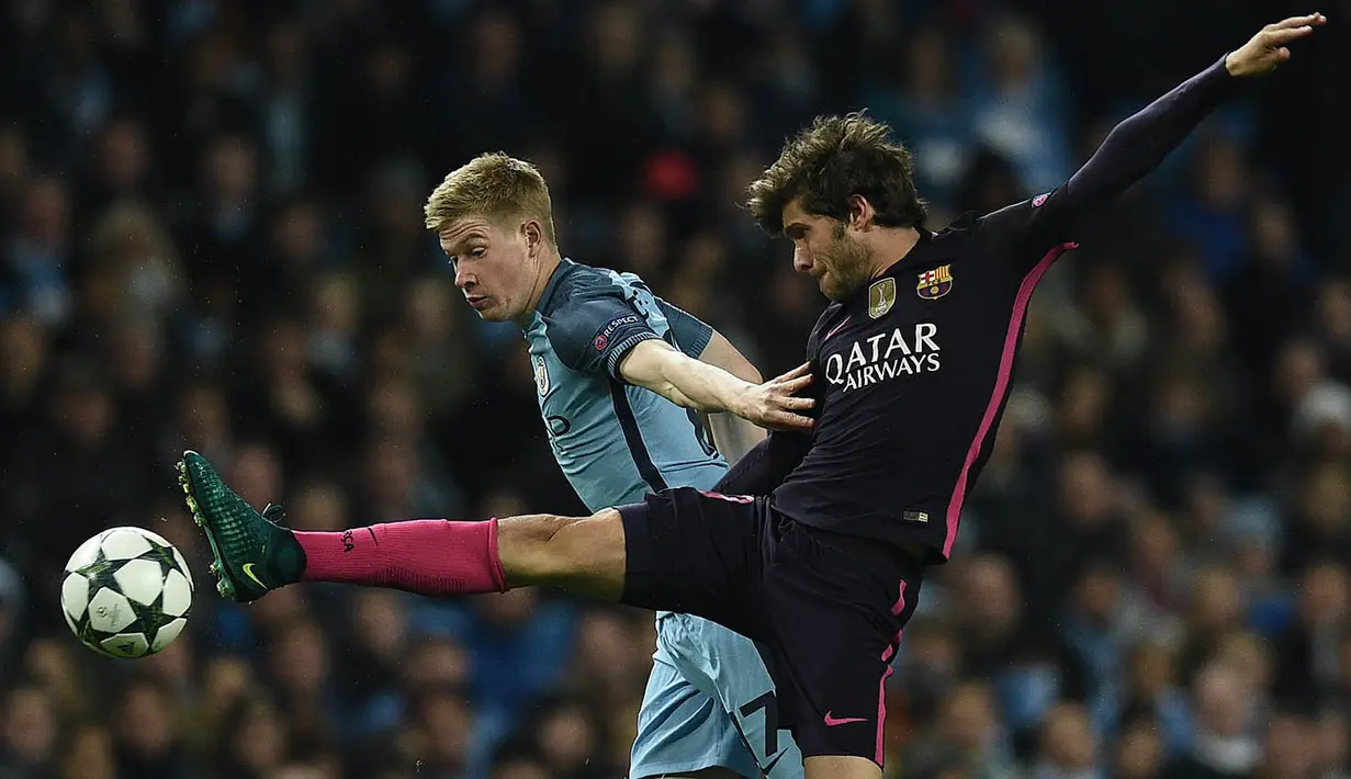 Gelandang Manchester City, Kevin De Bruyne, berebut bola dengan bek Barcelona, Sergi Roberto, pada laga Liga Champions di Stadion Ettihad, Inggris, Selasa (1/11/2016). City menang 3-1 atas Barcelona. (AFP/Oli Scarff)