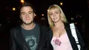 Mantan personel Westlife, Shane Filan (kiri) pernah diketahui berjualan kopi dan crepes saat mengalami masalah finansial. (AFP Photo)