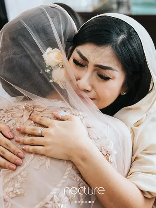 "Syahnaz sebenarnya, meski berat buat Aa, tapi Aa dan sekeluarga tulus...meridhoi...," ucap Raffi terbata-bata. (Instagram/syahnazs)