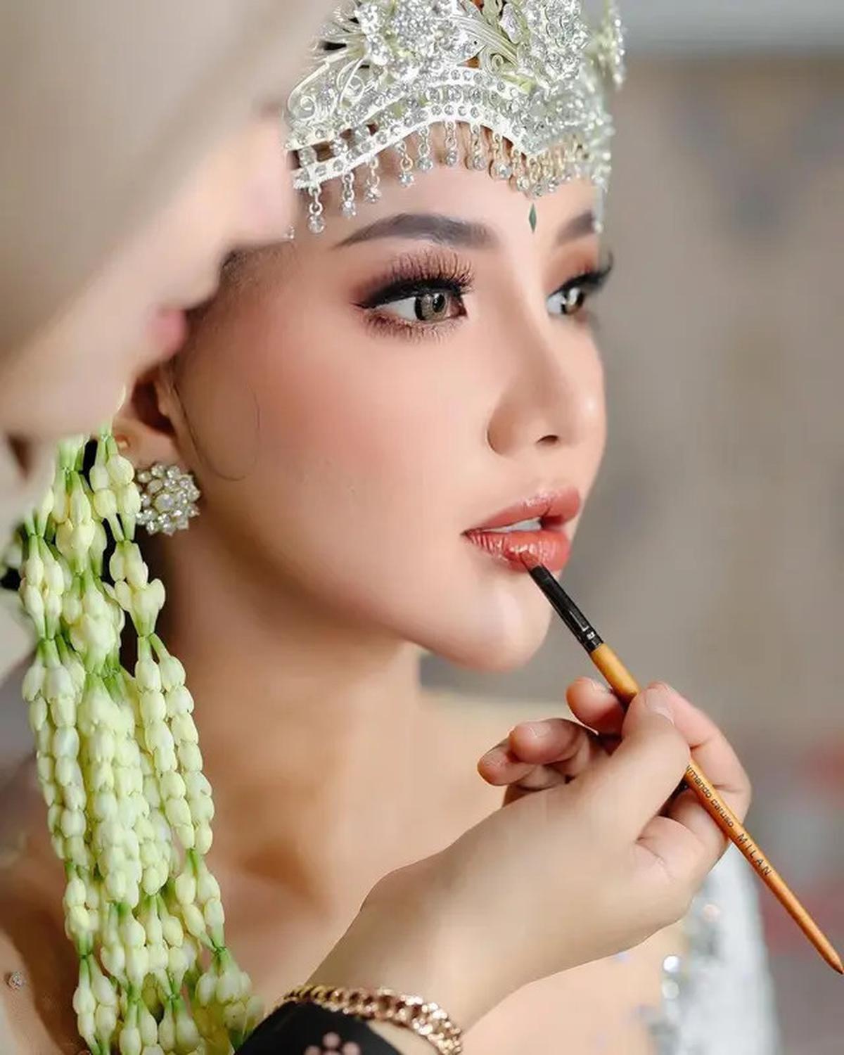 7 Potret Penyanyi Lala Widy Pakai Gaun Pengantin Adat Sunda, Tampil Anggun