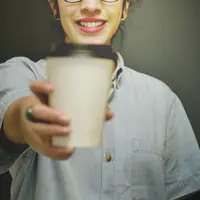 Ilustrasi cangkir plastik (Photo by Javier Molina on Unsplash)