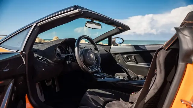 Kabin Mewah Berbahan Alcantara dan Serat Karbon Lamborghini Gallardo