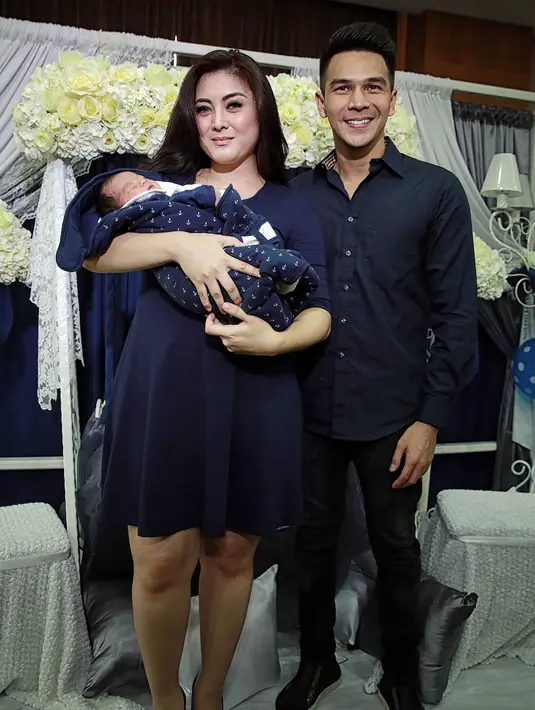 "Awalnya kami cuma mau punya 2 anak saja, jd agak kaget begitu dikasih baby no.3 tapi dijalani dengan sukacita dan enjoy bangettt selama kehamilan ini ga pernah dikasih capek dan msh sanggup mandiin, gendong," tulis Dhena. (Deki Prayoga/Bintang.com)