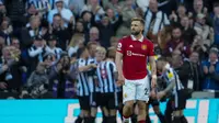 Pemain MU, Luke Shaw, tertunduk lesu&nbsp;saat bertanding menghadapi Newcastle United dalam lanjutan Liga Inggris 2022/2023 di St. James' Park, Minggu (2/4/2023) malam waktu setempat.&nbsp;(AP Photo/Jon Super)